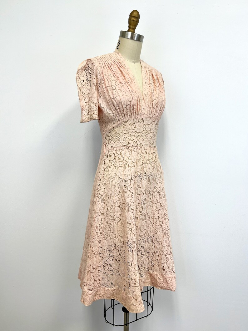 Vintage 1940s Lace Dress Peachy Pink V Neck Dress with Fitted Waist Short Sleeves Size Small image 7