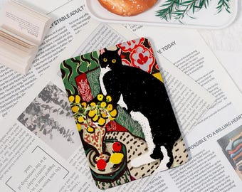 Może przedstawiać: Dekoracyjny podkładka pod kubek z ilustracją czarno-białego kota na kolorowym tle kwiatowym i wzorzystym. Precel i gałązka zieleni w tle.