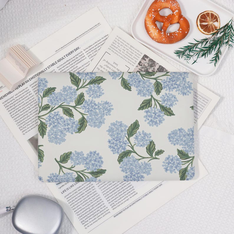 Custom Retro Blue Hydrangea Protective Laptop Case for 2025 M4 MacBook ...