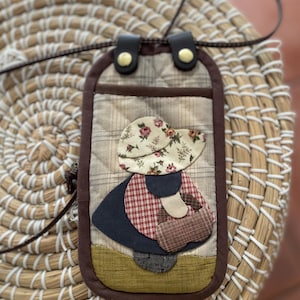 Hülle für jedes Mobiltelefon, personalisiert mit der wunderschönen Sunbonnet Sue-Puppe, Patchwork-Hülle mit japanischen Stoffen und Lederband