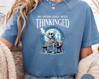 Camiseta Skeleton Overthinker: Camiseta divertida con estampado y colores cómodos.