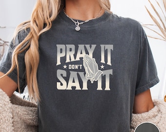 Camiseta Comfort Colors con diseño de manos rezando y rosario: Camiseta cristiana