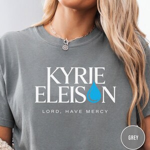Camiseta unisex teñida en prenda de Kyrie Eleison, ropa espiritual, camiseta con temática religiosa, moda religiosa, ropa informal para la iglesia. imagen 6