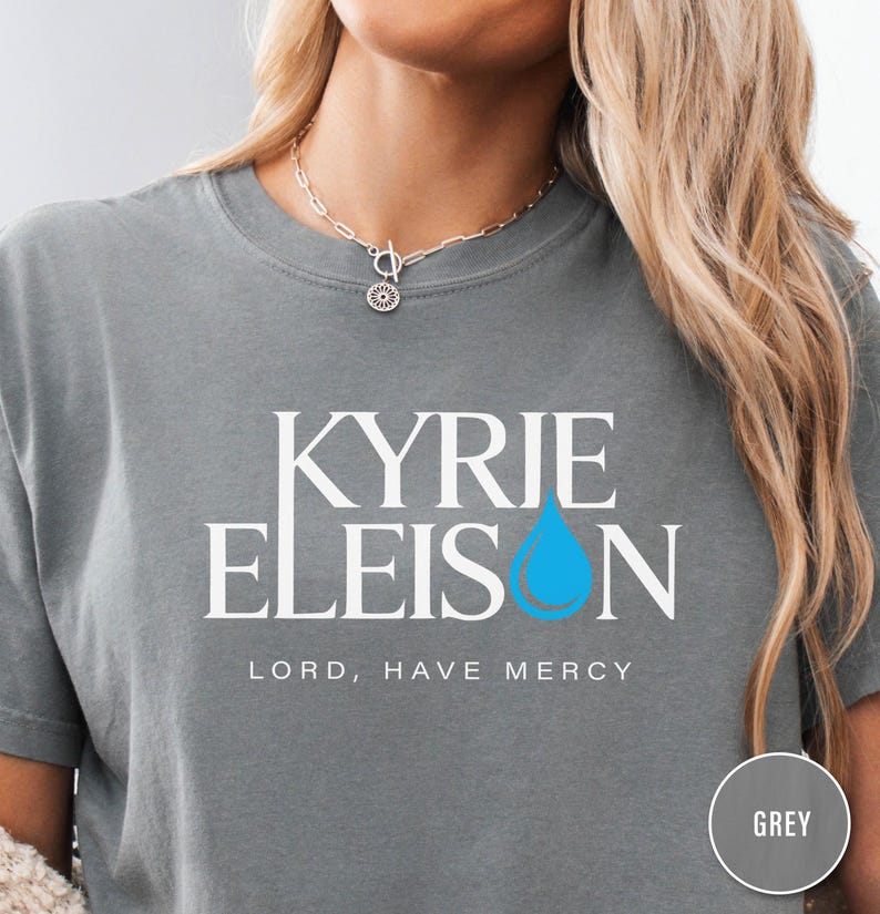 Camiseta unisex teñida en prenda de Kyrie Eleison, ropa espiritual, camiseta con temática religiosa, moda religiosa, ropa informal para la iglesia. imagen 6