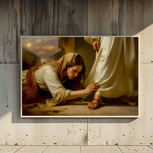 以下が含まれることがあります： 額縁に入った絵画で、聖書の場面を描いています。頭を覆った女性がひざまずき、白いガウンを着た人物の足に触れています。背景には夕焼けと建築の詳細が描かれており、ニュートラルな色調のコンクリートの壁に設置されています。