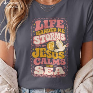 イエスが海を静めるシャツ、クリスチャンレトロTシャツ、コンフォートカラーズフェイストップ、宗教的励ましTシャツ、ヴィンテージ聖書の一節ギフト