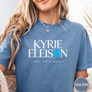 Camiseta unisex teñida en prenda de Kyrie Eleison, ropa espiritual, camiseta con temática religiosa, moda religiosa, ropa informal para la iglesia. imagen 2