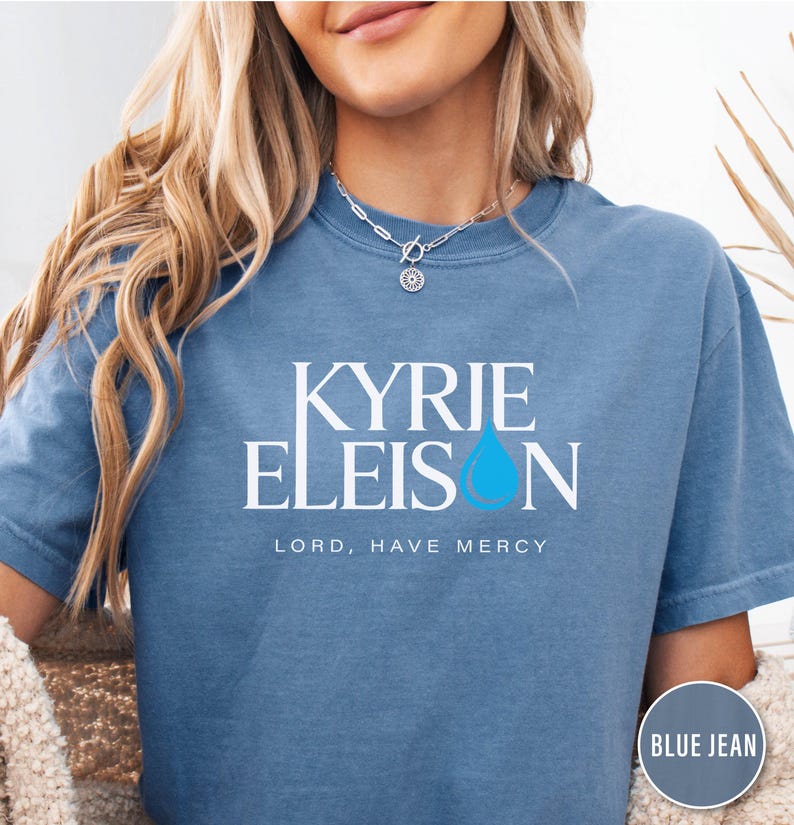 Camiseta unisex teñida en prenda de Kyrie Eleison, ropa espiritual, camiseta con temática religiosa, moda religiosa, ropa informal para la iglesia. imagen 2