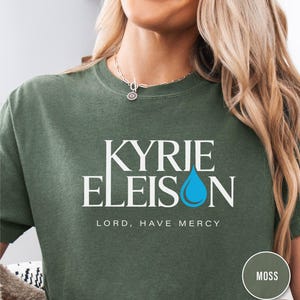 Camiseta unisex teñida en prenda de Kyrie Eleison, ropa espiritual, camiseta con temática religiosa, moda religiosa, ropa informal para la iglesia. imagen 4