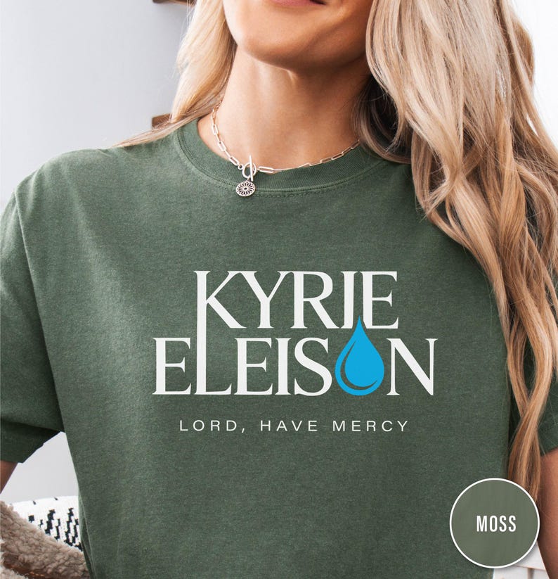 Camiseta unisex teñida en prenda de Kyrie Eleison, ropa espiritual, camiseta con temática religiosa, moda religiosa, ropa informal para la iglesia. imagen 4