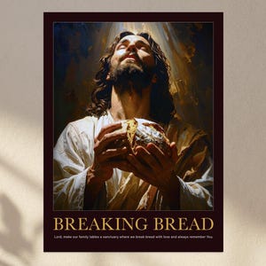 Può includere: Una stampa d'arte religiosa raffigurante una persona che tiene in mano del pane, con gli occhi chiusi e lo sguardo rivolto verso l'alto. Il testo "BREAKING BREAD" è in basso, insieme a una citazione. L'immagine ha un bordo marrone scuro.