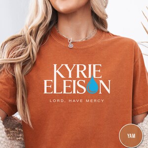 Camiseta unisex teñida en prenda de Kyrie Eleison, ropa espiritual, camiseta con temática religiosa, moda religiosa, ropa informal para la iglesia. imagen 3