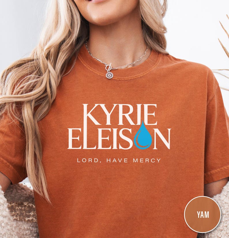 Camiseta unisex teñida en prenda de Kyrie Eleison, ropa espiritual, camiseta con temática religiosa, moda religiosa, ropa informal para la iglesia. imagen 3