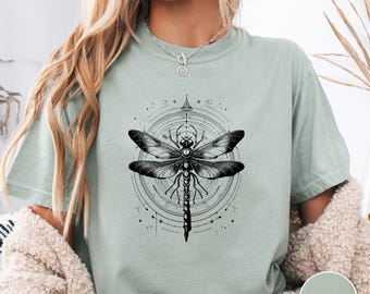 Camiseta Boho con Libélula: Camiseta de colores cómodos, regalo para amantes de la naturaleza.