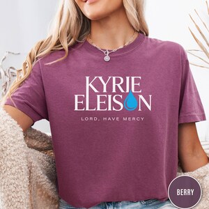 Camiseta unisex teñida en prenda de Kyrie Eleison, ropa espiritual, camiseta con temática religiosa, moda religiosa, ropa informal para la iglesia. imagen 5