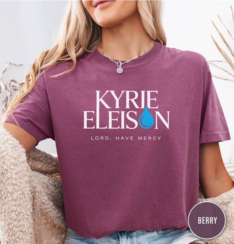 Camiseta unisex teñida en prenda de Kyrie Eleison, ropa espiritual, camiseta con temática religiosa, moda religiosa, ropa informal para la iglesia. imagen 5