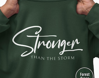 Felpa girocollo Stronger Than the Storm / con scritta ispiratrice