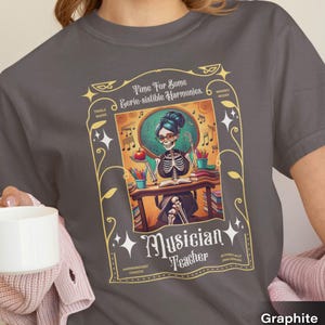 Musiker Lehrer T-Shirt, Garment-Dyed Top für Musikliebhaber, Perfektes Geschenk für Erzieher, Einzigartige Lehrer Bekleidung, Halloween Themed Tee
