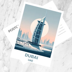 Può includere: Una cartolina rettangolare con un'illustrazione stilizzata dell'hotel Burj Al Arab a Dubai, EAU. L'immagine mostra l'iconico edificio a forma di vela davanti a un grande sole pallido, con palme e lo skyline della città in tenui tonalità blu e pesca.
