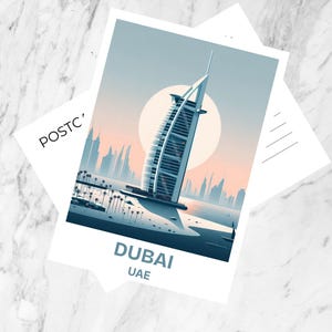 Può includere: Una cartolina rettangolare con un'illustrazione stilizzata dell'hotel Burj Al Arab a Dubai, EAU. L'immagine mostra l'iconico edificio a forma di vela davanti a un grande sole pallido, con palme e lo skyline della città in tenui tonalità blu e pesca.