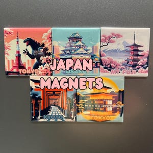 Puede incluir: Un conjunto de imanes rectangulares con ilustraciones tem&aacute;ticas de Jap&oacute;n. Los imanes muestran escenas de la Torre de Tokio, Godzilla, el Castillo de Osaka, el Monte Fuji y otros lugares emblem&aacute;ticos. Tambi&eacute;n se muestran las palabras "JAPAN" y "MAGNETS".