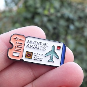 Épinglette sur la carte d'embarquement Adventure Awaits – Épinglette en émail pour avion de 3 cm, badge de voyage, épinglette Wanderlust, cadeau pour les voyageurs