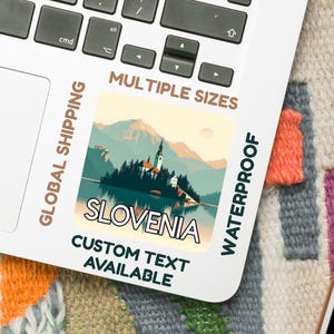 Pegatina del lago Bled, Eslovenia – Arte digital de viaje (5-15 cm) – Vinilo impermeable o papel brillante – Texto personalizado como recuerdo de viaje