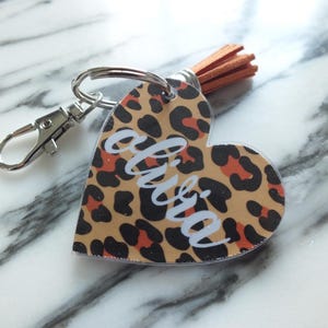 Puede incluir: Una taza de cer&aacute;mica blanca con un asa negra y el texto "But First, Coffee" en negrita negra. La taza se encuentra sobre un fondo neutro, resaltando su dise&ntilde;o simple.