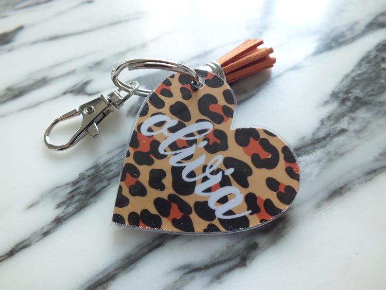 Puede incluir: Una taza de cer&aacute;mica blanca con un asa negra y el texto "But First, Coffee" en negrita negra. La taza se encuentra sobre un fondo neutro, resaltando su dise&ntilde;o simple.