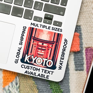 Kyoto-sticker met rode tori-poorten – aangepaste Japan-reissticker (5–15 cm) van waterdicht vinyl of papier met gratis personalisatietekst