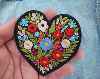 Bonito parche bordado de corazón y flor para planchar o con velcro. Aplique estético para mochilas, chaquetas y proyectos de bricolaje. Parche floral de corazón.