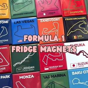 Puede incluir: Un conjunto de imanes de nevera de F&oacute;rmula 1 con dise&ntilde;os de circuitos de carreras. Cada im&aacute;n cuadrado presenta un trazado blanco sobre un fondo colorido, como Silverstone y Las Vegas. El texto "FORMULA 1 FRIDGE MAGNETS" est&aacute; presente.
