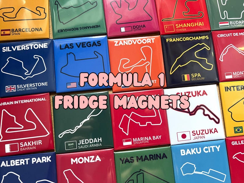 Puede incluir: Un conjunto de imanes de nevera de F&oacute;rmula 1 con dise&ntilde;os de circuitos de carreras. Cada im&aacute;n cuadrado presenta un trazado blanco sobre un fondo colorido, como Silverstone y Las Vegas. El texto "FORMULA 1 FRIDGE MAGNETS" est&aacute; presente.