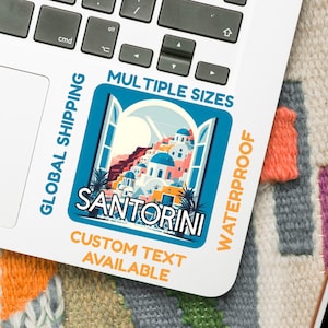 Sticker Santorin – Illustration numérique bleue et blanche d'une église en forme de dôme (5-15 cm) – Sticker de voyage en Grèce – Vinyle ou papier glacé – Texte personnalisé