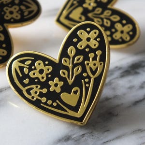 Black Heart Enamel Pin – Gold Accent Lapel Pin – Cute Gothic Accessory – Minimalist Aesthetic Brooch – Edgy Gift for Her or Him