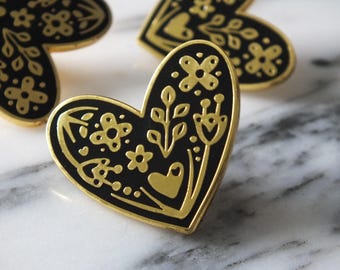 Pin de esmalte de corazón negro con detalle dorado, bonito accesorio gótico, broche estético minimalista, regalo vanguardista para ella o para él.