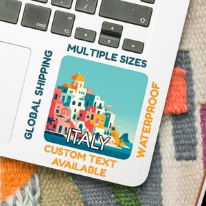 Sticker Cinque Terre - Village coloré illustration numérique (5-15 cm) - Vinyle imperméable ou papier glacé - Sticker voyage Italie - Texte personnalisé