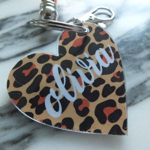 Puede incluir: Un letrero de madera r&uacute;stico con el texto "Welcome to our porch" en letras blancas. El letrero presenta un acabado envejecido y un dise&ntilde;o sencillo y acogedor, ideal para la decoraci&oacute;n exterior.