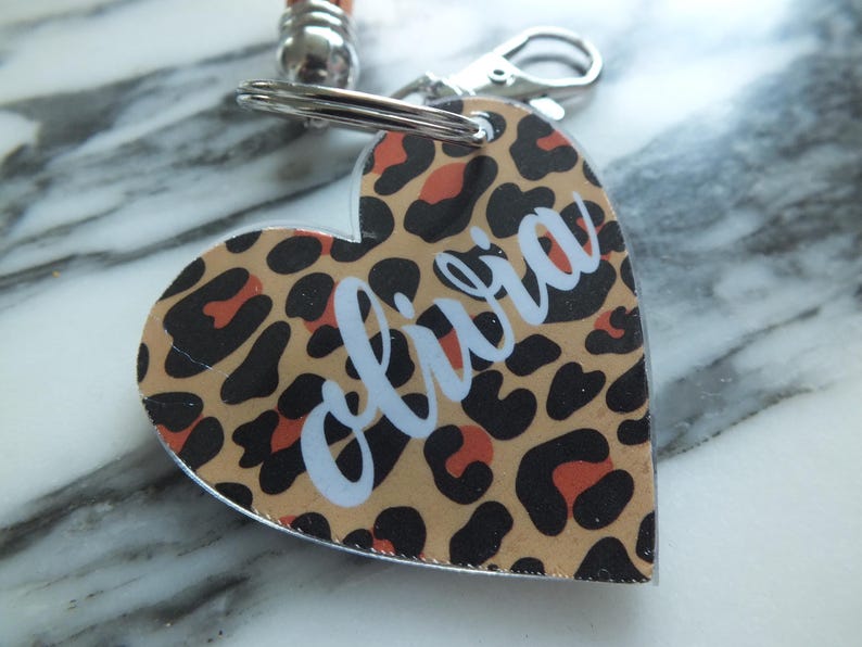 Puede incluir: Un letrero de madera r&uacute;stico con el texto "Welcome to our porch" en letras blancas. El letrero presenta un acabado envejecido y un dise&ntilde;o sencillo y acogedor, ideal para la decoraci&oacute;n exterior.