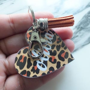 Accesorio de llavero de moda con forma de corazón de leopardo acrílico, bonito llavero de corazón con estampado de leopardo acrílico, llavero personalizado con estampado animal. imagen 4