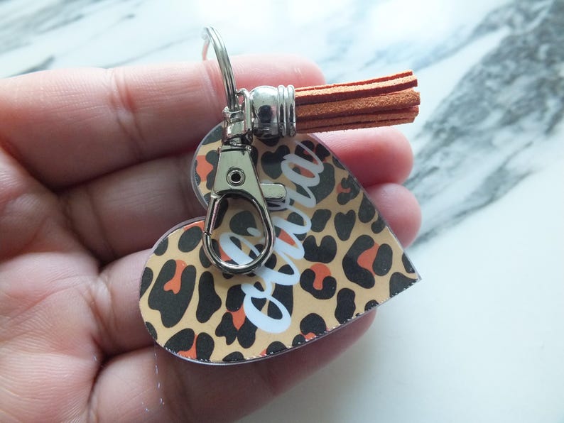 Accesorio de llavero de moda con forma de corazón de leopardo acrílico, bonito llavero de corazón con estampado de leopardo acrílico, llavero personalizado con estampado animal. imagen 4