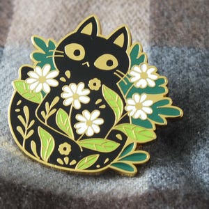 Schwarze Katze & Blumen Emaille Pin - 3 cm, süße Katzen Anstecknadel, Geschenk für Katzenliebhaber, Natur inspiriertes Accessoire