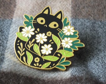 Black Cat & Flowers Enamel Pin – 3cm Cute Cat Lapel Pin, Floral Kitty Badge, Gift for Cat Lovers, Nature Inspired Accessory