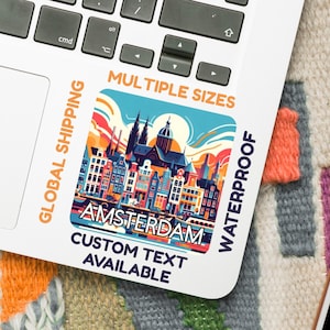 Pegatina de Ámsterdam: Ilustración digital de la ciudad a todo color. Vinilo impermeable o brillante (5-15 cm). Texto personalizable.