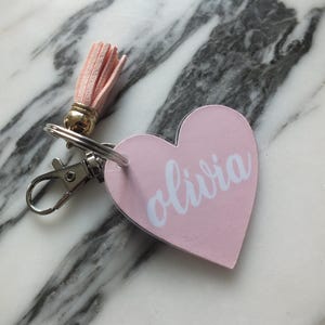 Chaveiro de coração rosa personalizado – Chaveiro de acrílico dupla face personalizado com nome ou inicial branca em fundo pastel