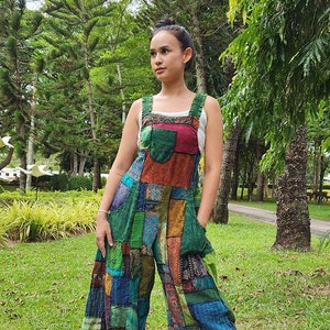 Peut inclure: Une combinaison en patchwork avec une variété de couleurs et de motifs, notamment du vert, du bleu, du rouge et du marron. La combinaison a une jambe large et une coupe ample.