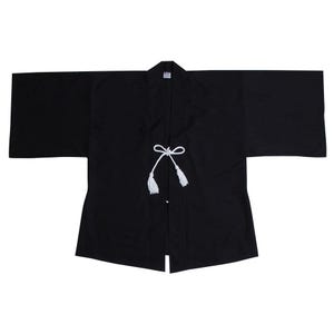 Puede incluir: Una chaqueta negra de estilo japon&eacute;s con lazos de borla blancos. La chaqueta est&aacute; hecha de una tela suave y ligera y tiene un corte holgado.