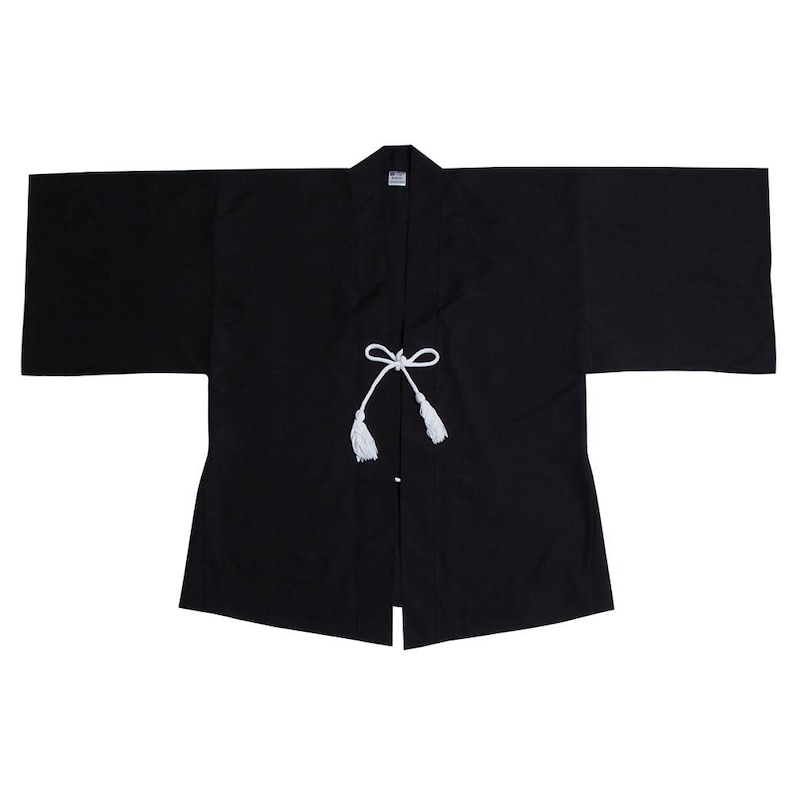 Puede incluir: Una chaqueta negra de estilo japon&eacute;s con lazos de borla blancos. La chaqueta est&aacute; hecha de una tela suave y ligera y tiene un corte holgado.