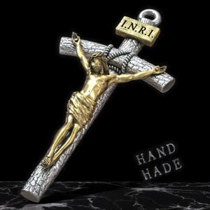 Katholischer Kruzifix Jesus Anhänger • Handgefertigte INRI Kreuz Halskette mit Holzstruktur • 18K Vergoldete Silberfigur • Großer Glaubens Schmuck