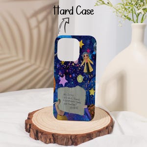 Może przedstawiać: Twarde etui na telefon z kolorowym wzorem. Etui ma tło nocnego nieba z postacią z kresk&oacute;wki i tekstem "Hey Jurmy, look what I found in Grandma's trunk. Look familiar? Wybie."